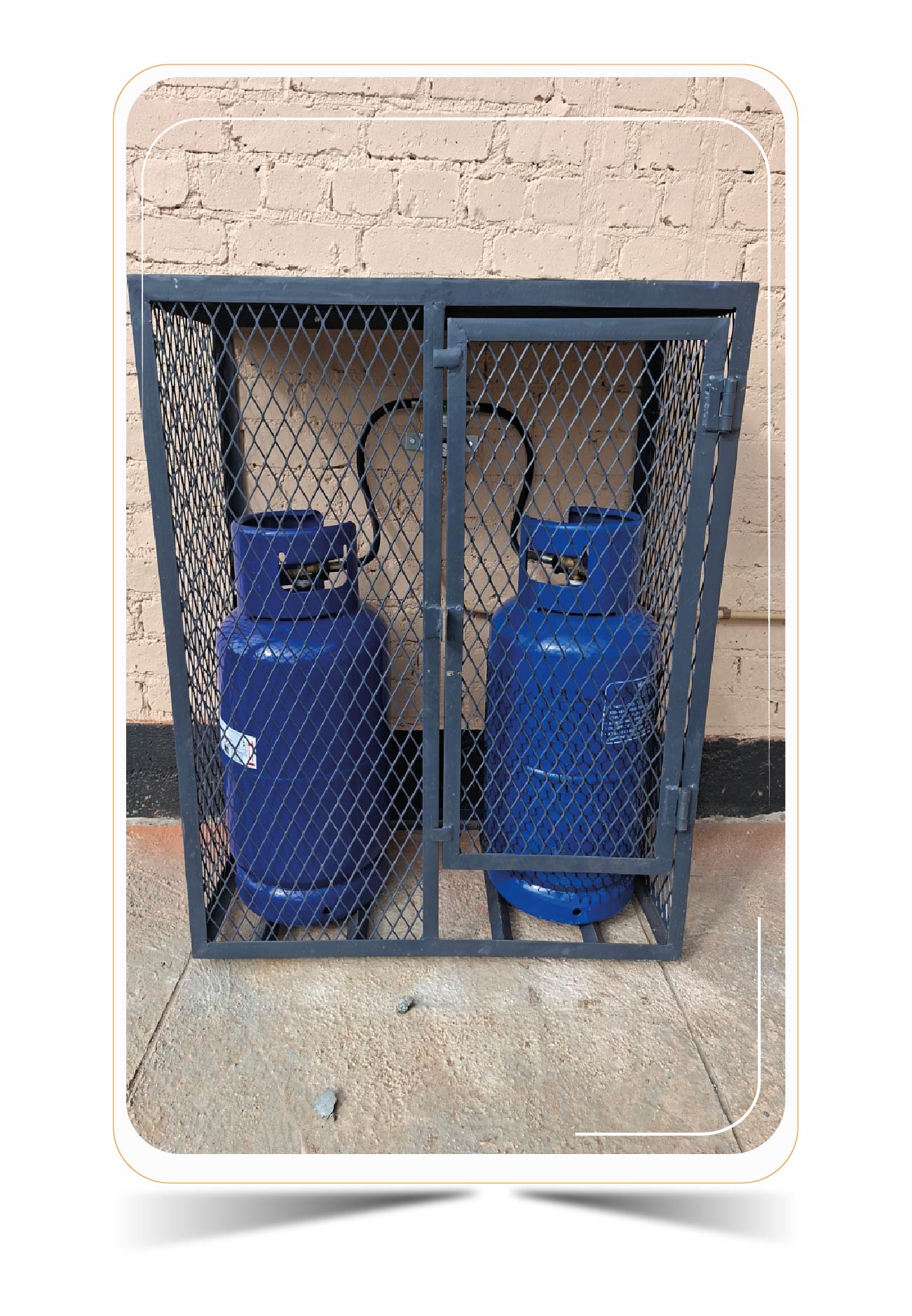 Dual 15kg (30kg bank) LPG cylinders with 2-door cage